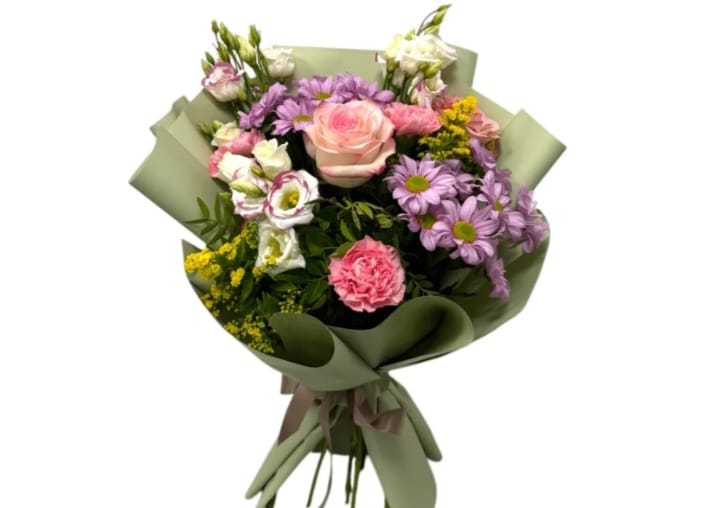 Buchet elegant cu lisianthus, trandafiri, garofițe și crizanteme 🌹🌸
